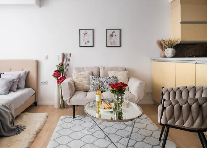 Comfortable Air-Conditioned 2-Bedroom Apartament 1 Km To Central Station Metro Bus Tram