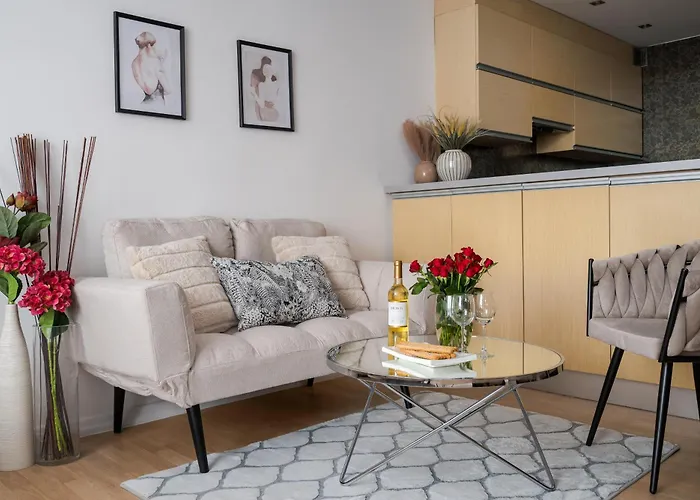 Comfortable Air-Conditioned 2-Bedroom Apartament 1 Km To Central Station Metro Bus Tram