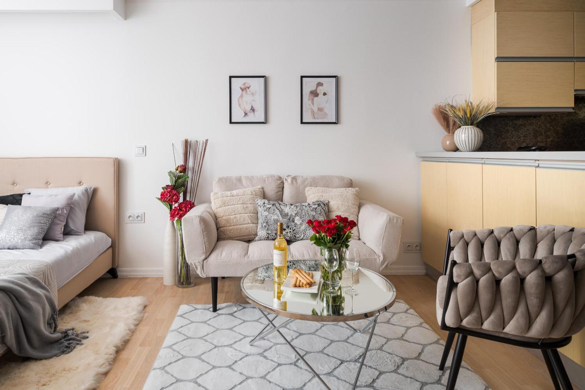 Apartment Comfortable Air-Conditioned 2-Bedroom Apartament 1 Km To Central Station Metro Bus Tram
