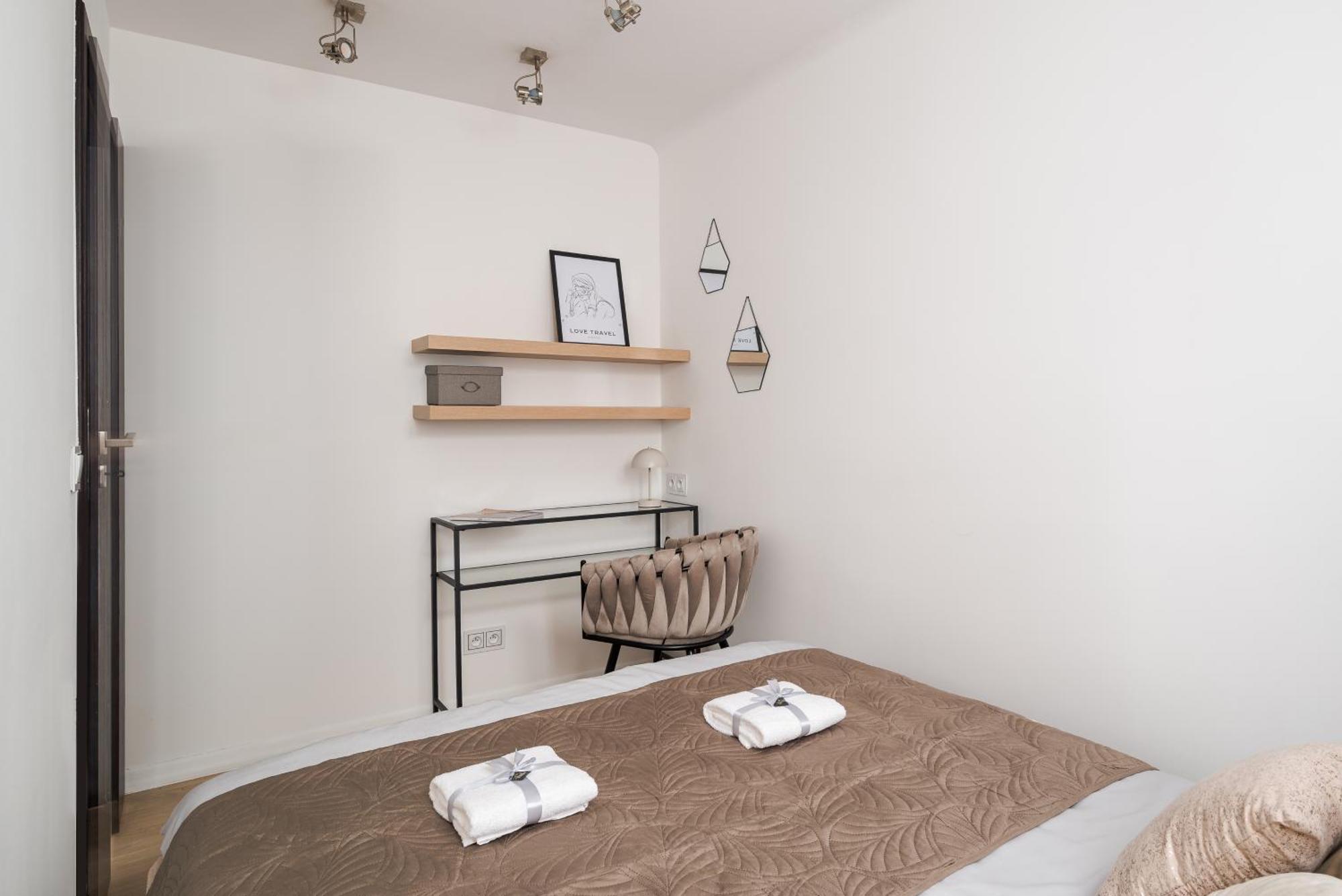 Comfortable Air-Conditioned 2-Bedroom Apartament 1 Km To Central Station Metro Bus Tram Apartment *