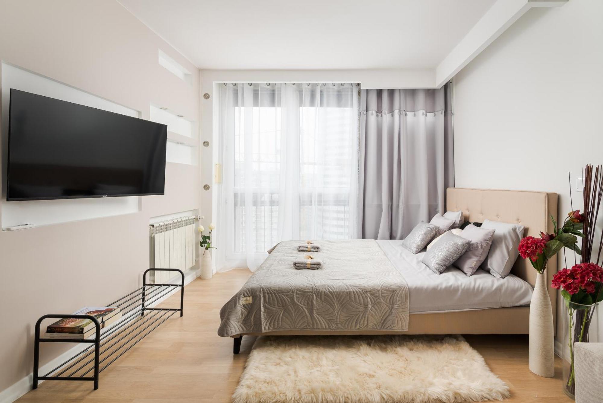 Comfortable Air-Conditioned 2-Bedroom Apartament 1 Km To Central Station Metro Bus Tram Warsaw