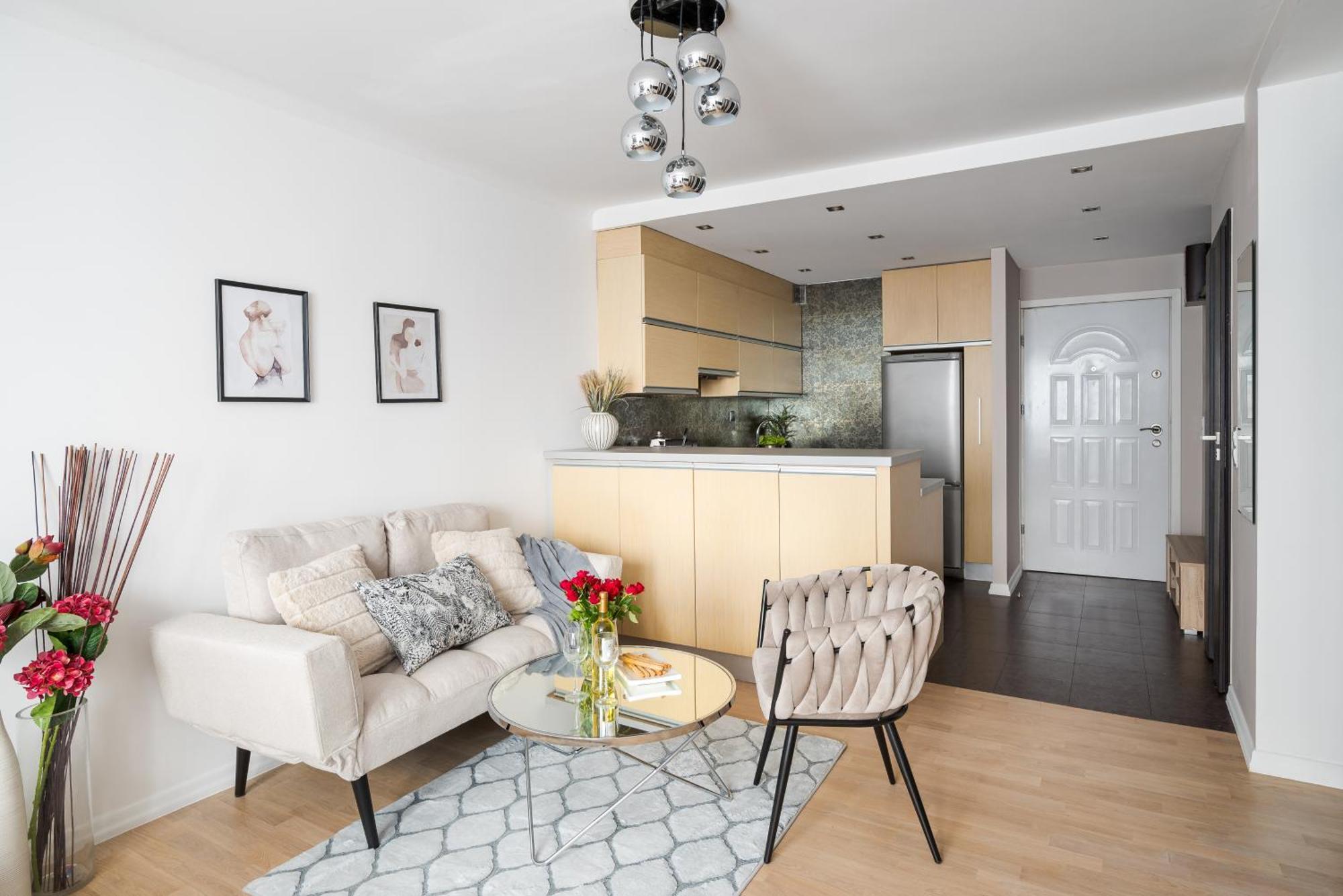 Comfortable Air-Conditioned 2-Bedroom Apartament 1 Km To Central Station Metro Bus Tram