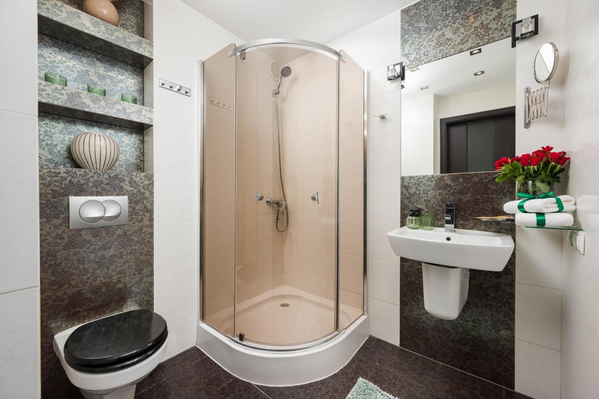 Comfortable Air-Conditioned 2-Bedroom Apartament 1 Km To Central Station Metro Bus Tram Apartment *