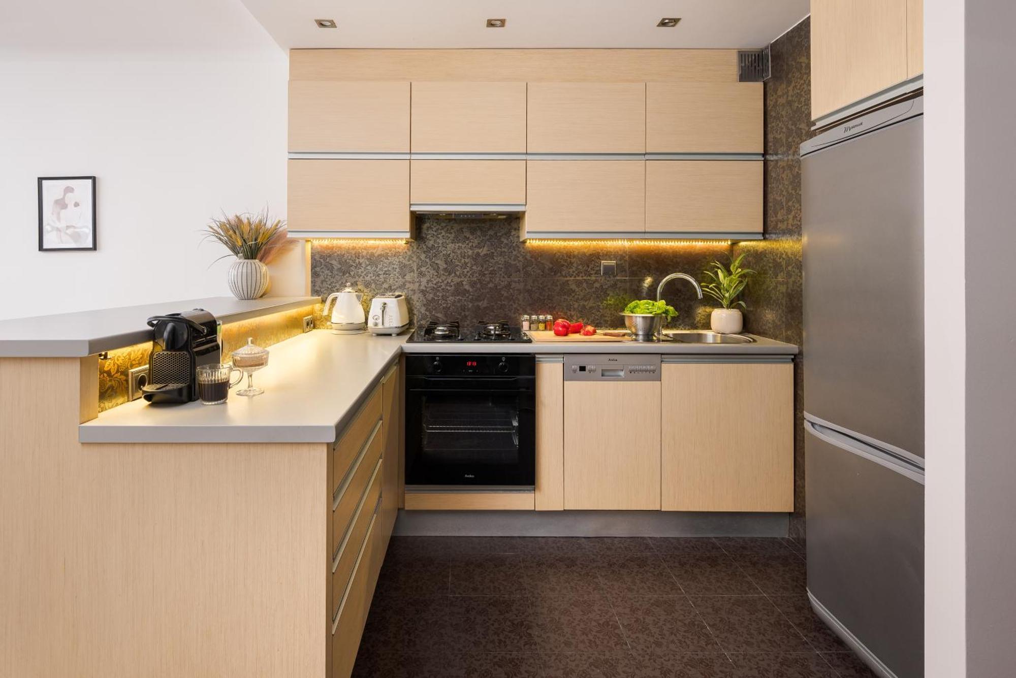 Apartment Comfortable Air-Conditioned 2-Bedroom Apartament 1 Km To Central Station Metro Bus Tram *